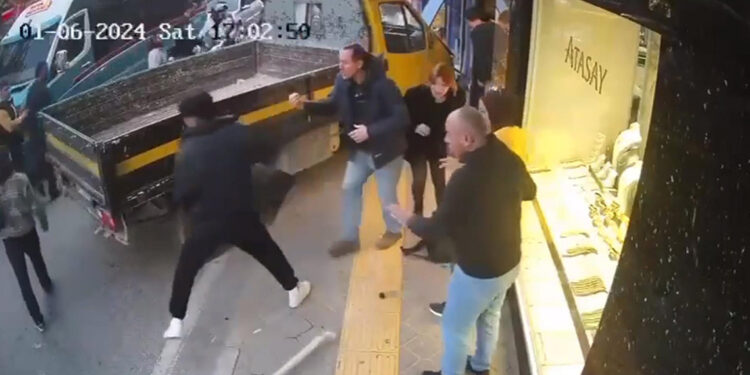 Kamyonet yayalara çarparak iş yerine girdi: 5 yaralı