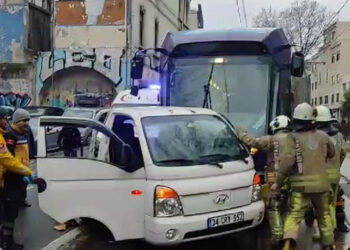 Karaköy'de kamyonete tramvay çarptı: 1 yaralı
