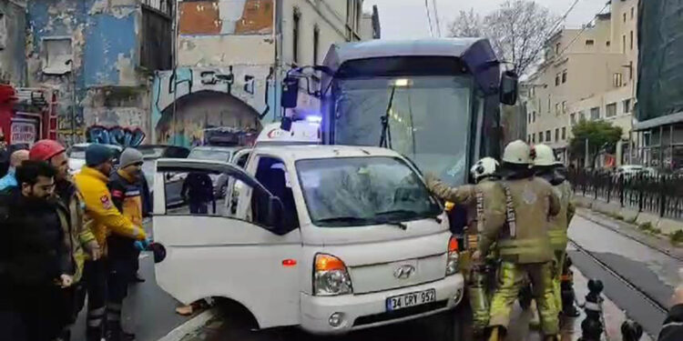Karaköy'de kamyonete tramvay çarptı: 1 yaralı