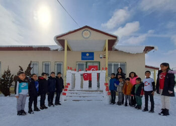 Kardan Anıtkabir yapıp, önünde İstiklal Marşı'nı okudular