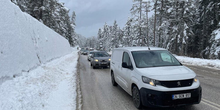 Karla kaplı Abant'ta hafta sonu tatilci yoğunluğu