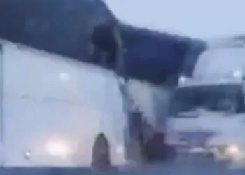 Kars'ta 2 otobüs ve 1 tir kaza yaptı: 2 ölü, 8 yaralı