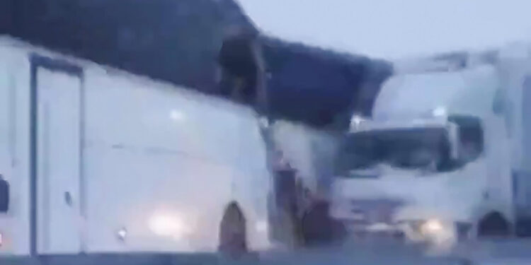 Kars'ta 2 otobüs ve 1 TIR kaza yaptı: 2 ölü, 8 yaralı