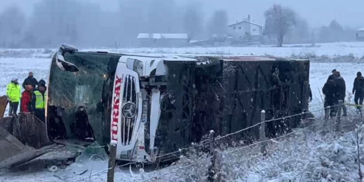 Kastamonu'da yolcu otobüsü devrildi: 6 ölü, 33 yaralı