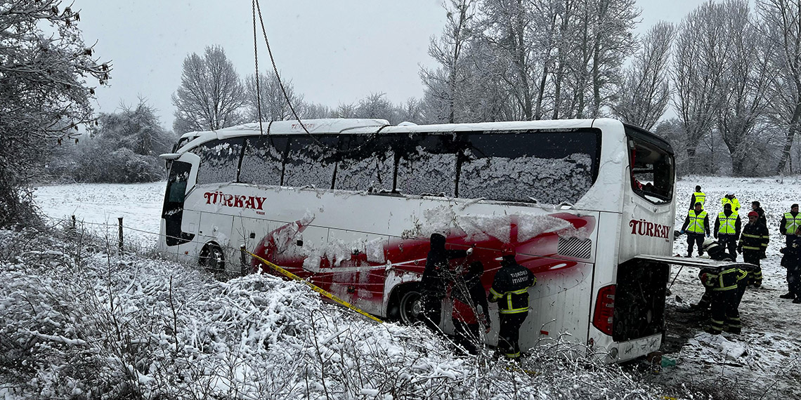 Kastamonu'da yolcu otobüsü devrildi. Kazada ilk belirlemelere göre 6 kişi hayatını kaybetti, 33 kişi yaralandı.