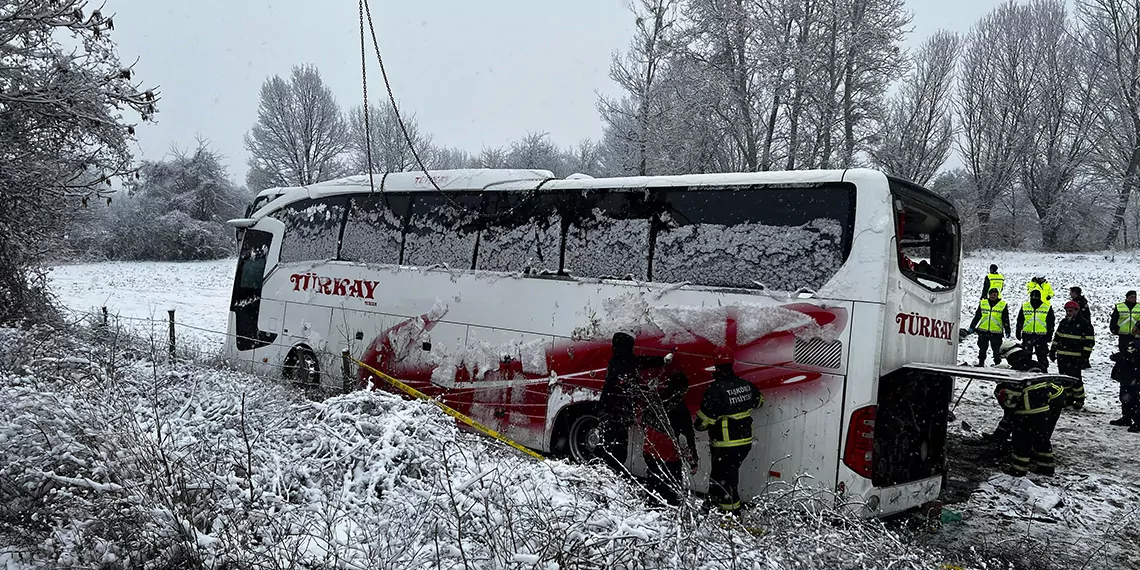 Kastamonu'da yolcu otobüsü devrildi. Kazada ilk belirlemelere göre 6 kişi hayatını kaybetti, 33 kişi yaralandı.