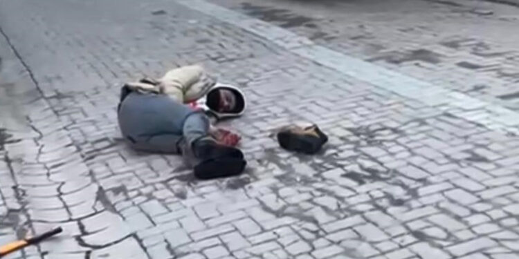 Kavga ettiği arkadaşının başını balta ile kesti