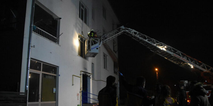 Kayseri'de 4 katlı binada yangın: 1 ölü, 8 yaralı