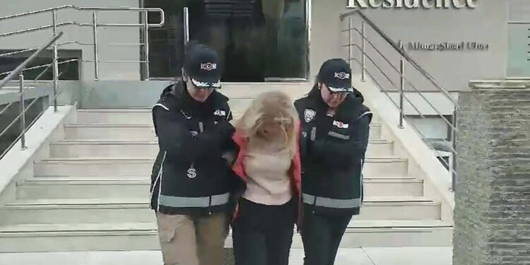 Kırmızı bültenle aranan İran uyruklu, İzmir'de yakalandı