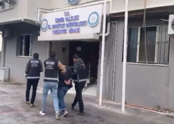 Kırmızı bültenle aranan Kazak, İzmir'de yakalandı
