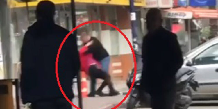 Kız kardeşi olduğu iddia edilen kadını sokakta dövdü