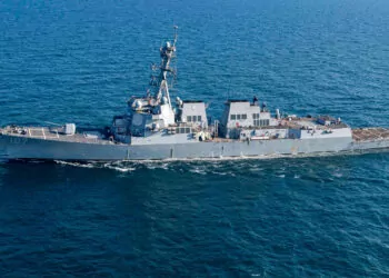 Kızıldeniz'de ticari gemilere balistik füzelerle saldırıldı