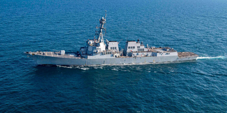 Kızıldeniz'de ticari gemilere balistik füzelerle saldırıldı