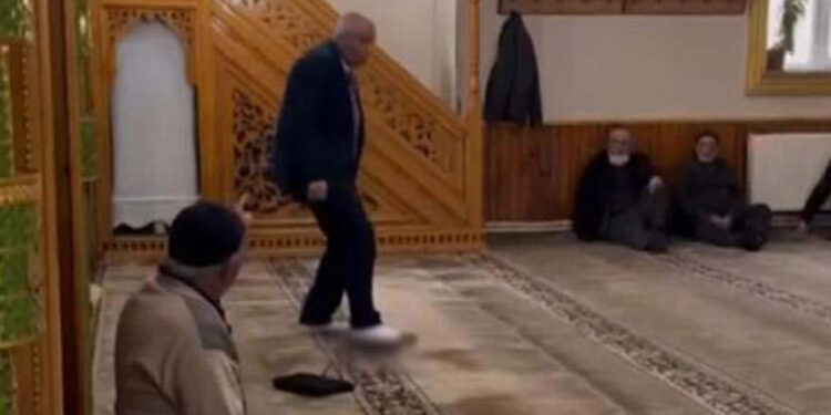 Kur'an-ı Kerim'e ayağı ile basan kişi gözaltına alındı