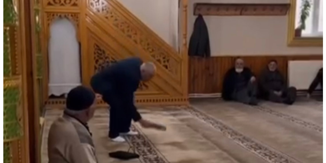 Kur'an-ı Kerim'e ayağı ile basan kişi gözaltına alındı