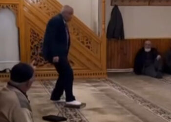 Kuran'ı öpüp üstüne basan şüpheliye ev hapsi