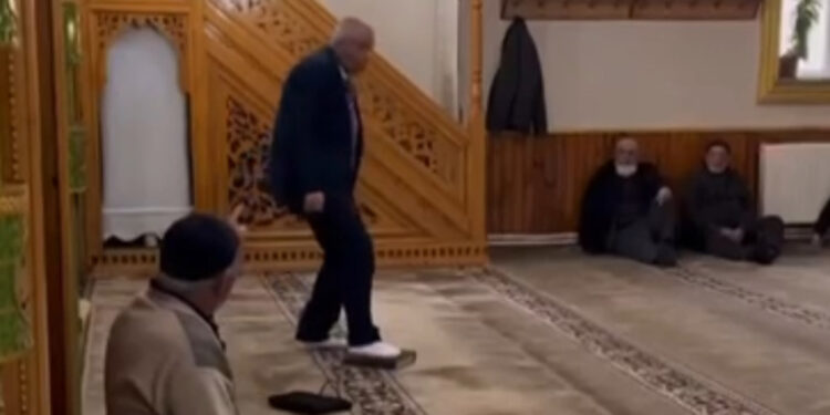 Kuran'ı öpüp üstüne basan şüpheliye ev hapsi