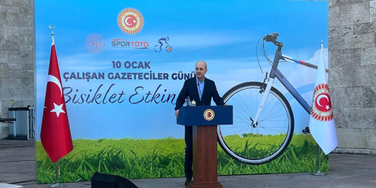 Kurtulmuş'tan gazetecilere yeşil pasaport açıklaması