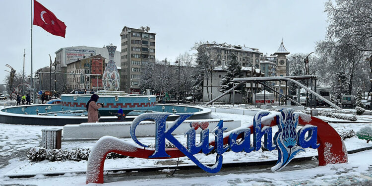 Kütahya'da mevsimin ilk kar yağışı