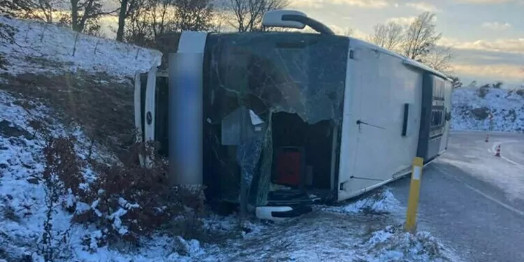 Kütahya'da yolcu otobüsü devrildi: 18 yaralı