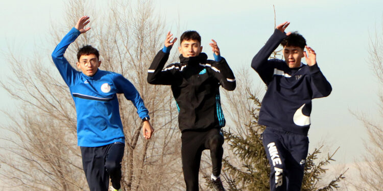 Liseli üçüz atletler