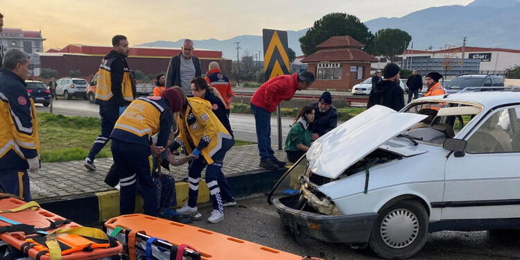 Manisa'da 2 otomobil çarpıştı; 8 yaralı