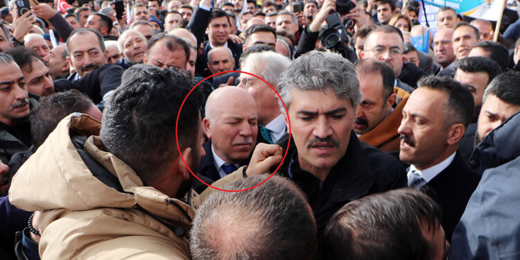 Mehmet Sekmen, karşılamada ezilme tehlikesi geçirdi