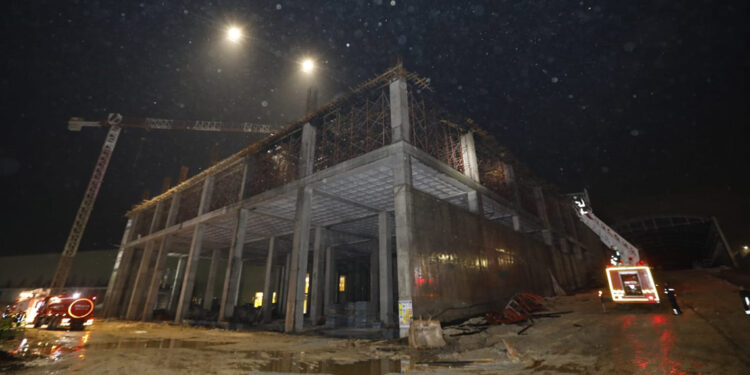 Mersin'de fabrika inşaatında yangın çıktı