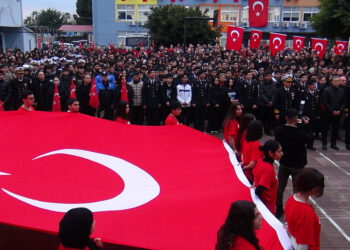 Mersin'deki okullarda şehit olan 9 asker için saygı duruşu