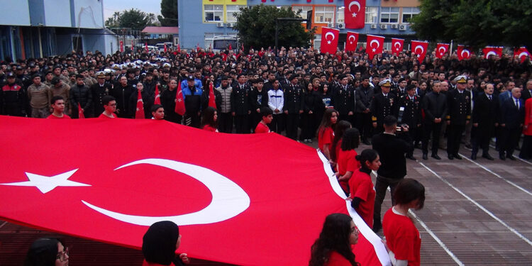 Mersin'deki okullarda şehit olan 9 asker için saygı duruşu