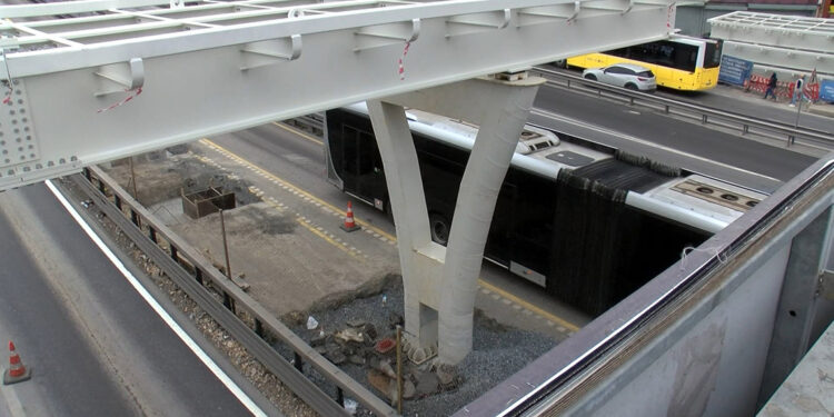 Metrobüs yolundaki üst geçit çalışmasına tepki