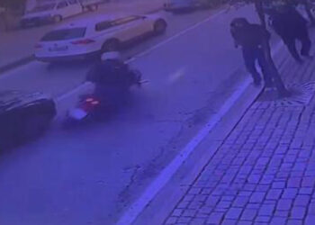 Motokuryeye çarpan sürücü araçtan rica üzerine indi