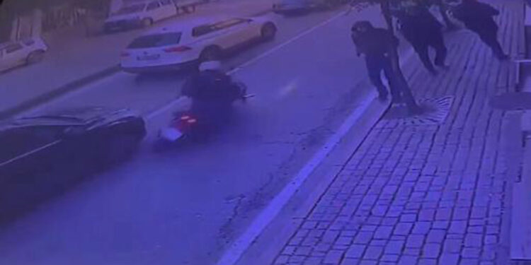 Motokuryeye çarpan sürücü araçtan rica üzerine indi