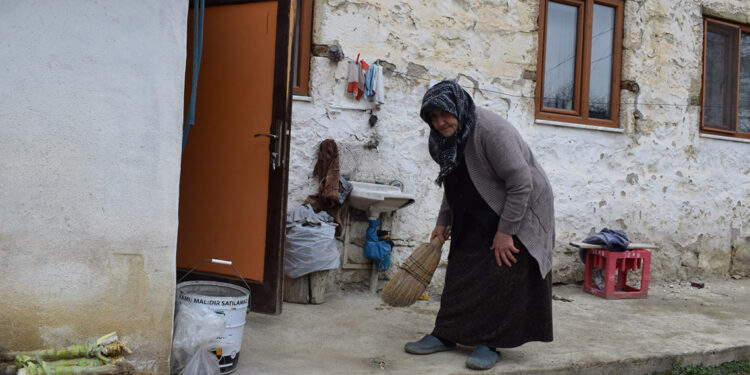 Ömrünü engelli çocuklarına adadı