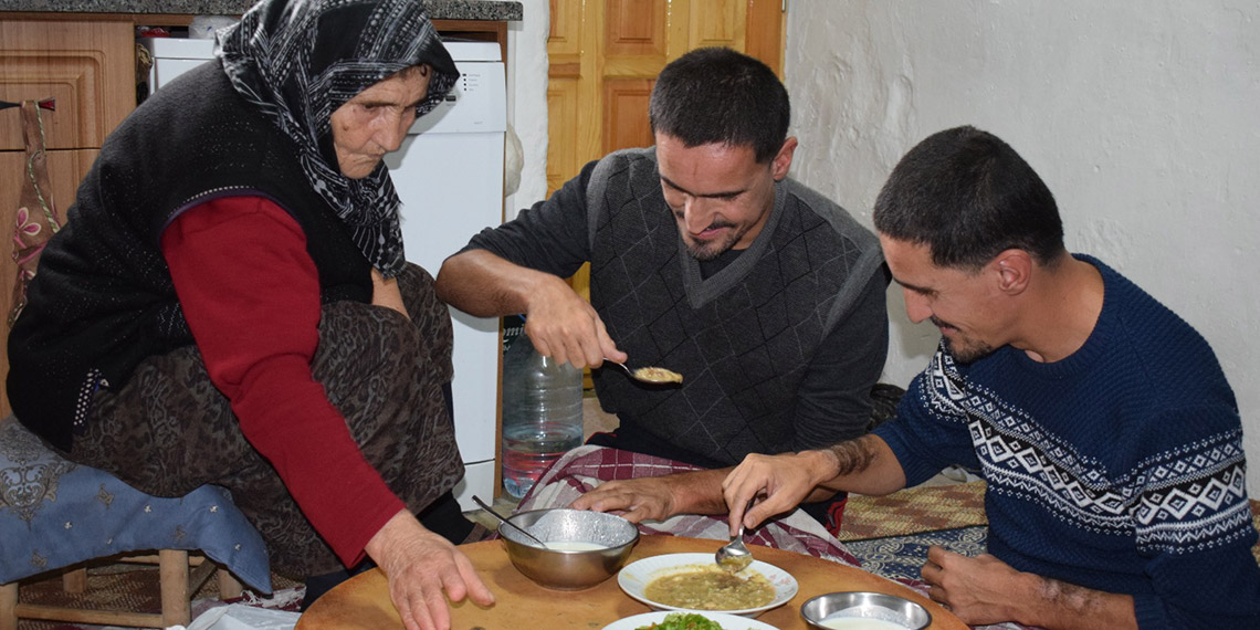 Ömrünü engelli çocuklarına adadı