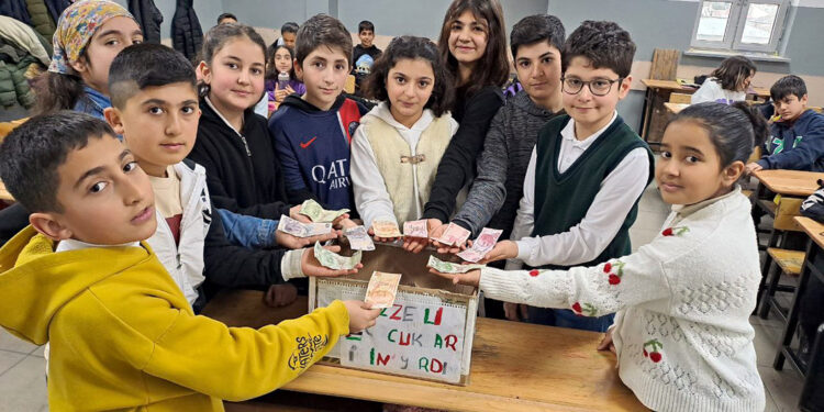 Ortaokul öğrencileri, harçlıklarını Filistin'e gönderdi