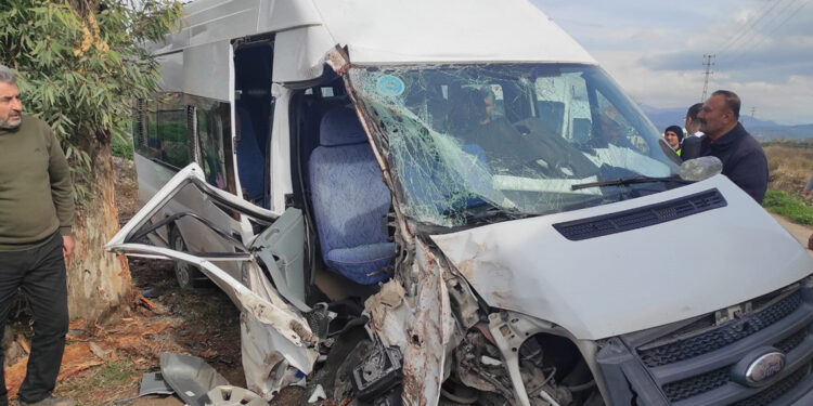 Osmaniye'de servis minibüsü ağaca çarptı: 6 yaralı