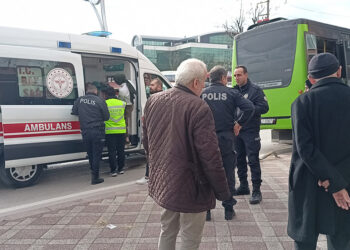 Özel halk otobüsü belediye otobüsüne çarptı: 6 yaralı