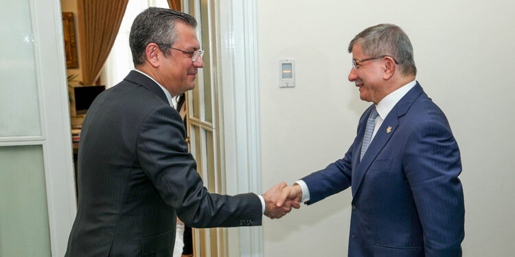 Özgür Özel Ahmet Davutoğlu ile görüştü