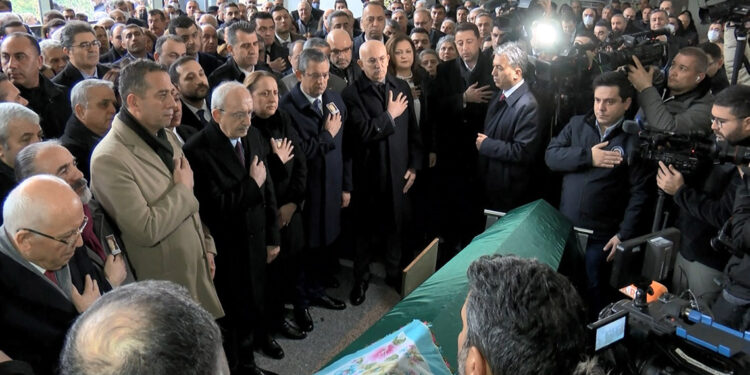 Özgür Özel, Semra Dinçer'in annesinin cenazesinde