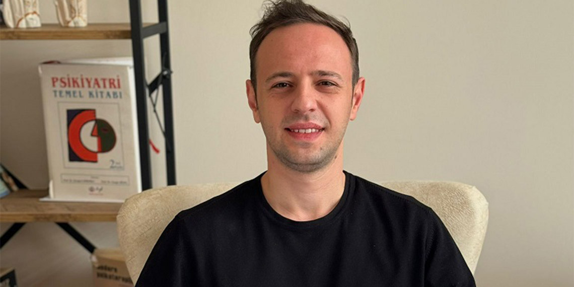 Gösteriş merakımız çoksa kaygılı yorgun keyifsiz hissedebiliriz diyen Psikolojik Danışman Ekrem Çağrı Öztürk gösteriş merakı hakkında bilgiler verdi.