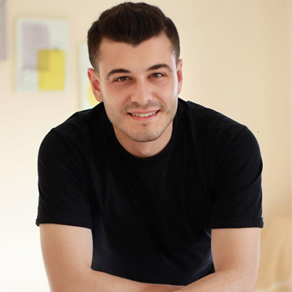 Uzman Klinik Psikolog Samet Gürkan Ustaoğlu, "Kırık kalp sendromu, aşkın getirdiği acıların ve hayal kırıklıklarının bir sonucu olarak ortaya çıkabilmektedir" dedi.