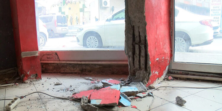 Pendik'te dinamit paniğ; iş yerleri zarar gördü