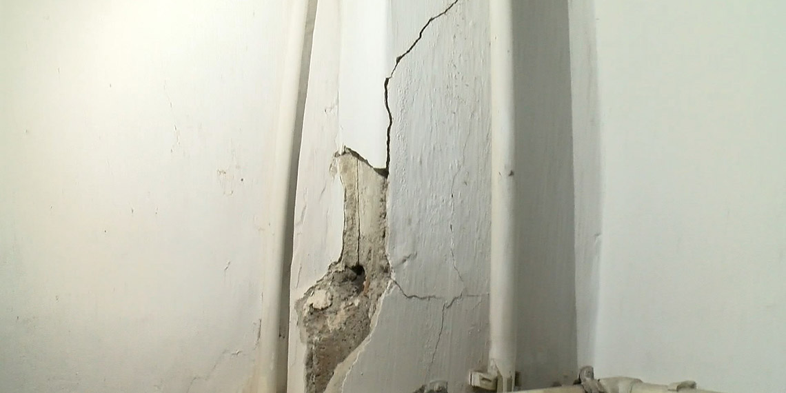 Pendik'te dinamit paniğ; Olay sonucu çevredeki bazı iş yerleri ve binalar zarar gördü. Mahalle sakinleri patlamalar esnasında korktuklarını ve durumdan tedirgin olduklarını belirtti.