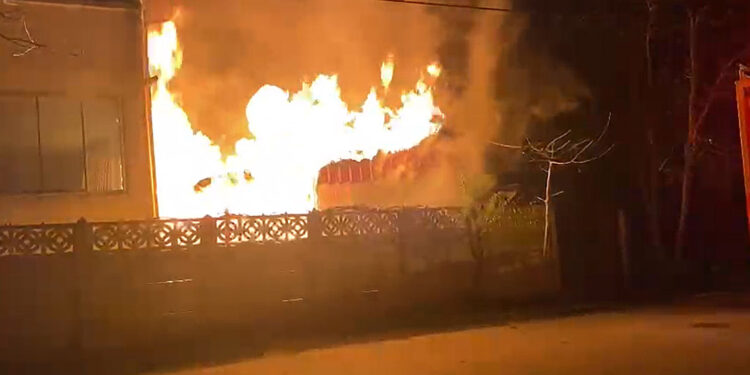 Prefabrik evde çıkan yangında öldü