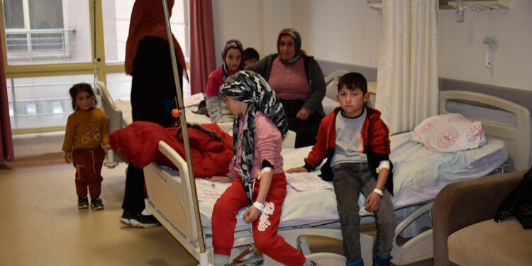 Pudingden zehirlenen 55 öğrenci, hastaneye kaldırıldı