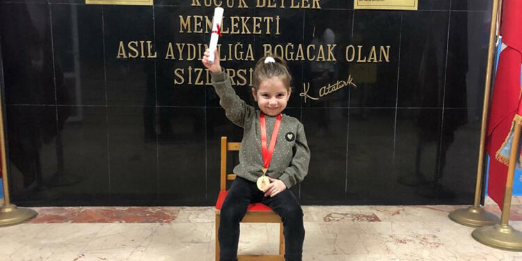 SMA Tip-2 hastası Defne'nin karne heyecanı