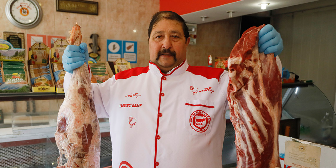 Türkiye Kasaplar Federasyonu Genel Başkanı Osman Yardımcı, sakatat fiyatlarının, etin kilo fiyatını geçtiğini belirterek, “1 kilo kuzu ciğer, 1 kilo kuzu etin fiyatını geçti. Eskiden yüzüne bakılmazdı sakatatın, şimdilerde etten pahalı" dedi.