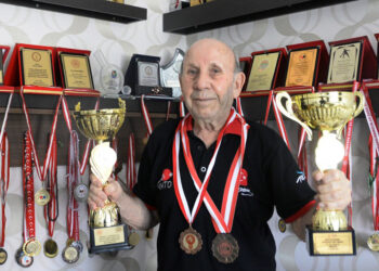 Şampiyon masa tenisçisi, 87 yaşında raket sallıyor
