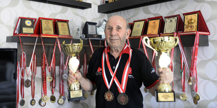 Şampiyon masa tenisçisi, 87 yaşında raket sallıyor